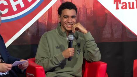 Für diese Aussage erntet Bayern-Star Jamal Musiala bei einem Fanclub-Besuch tosenden Applaus.