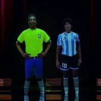 Messi mit Pele und Maradona Hologrammen geehrt