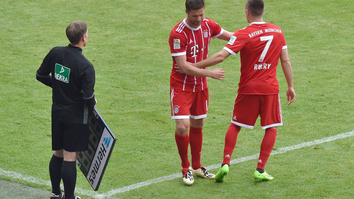 Dann kommt die Zeit der Abschiede. Erst beendet Xabi Alonso sein letztes Karrierespiel, Franck Ribery kommt für ihn