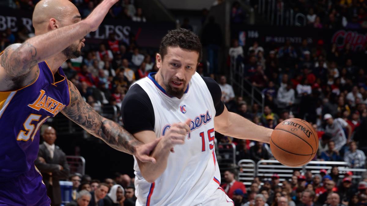 SACRAMENTO KINGS: Hedo Turkoglu möchte seine NBA-Karriere fortsetzen, um die 1000-Spiele-Marke noch zu knacken. Aktuell steht der Free Agent bei 997 Einsätzen in der NBA. Laut "Yahoo Sports" will ihm nun Kumpel und Kings-Vizepräsident Vlade Divac dabei helfen, indem er ihn zu den Kings holt