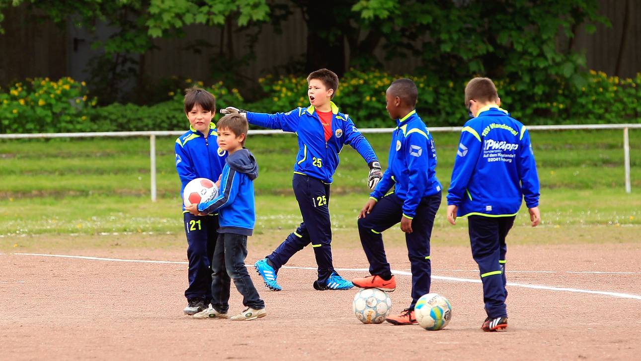 Minister Of State For Migration, Refugees And Integration Aydan Oezoguz Visits TSV Wandsetal