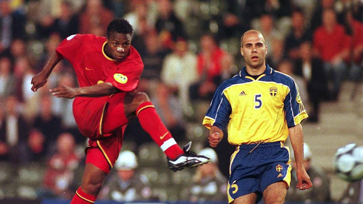 Belgien - Schweden 2:1 - Noch eine Premiere: Belgien und die Niederlande teilen sich die Gastgeberrolle, zum Auftakt hat Belgien den Vortritt: Die Ex-Bundesliga-Profis Bart Goor und Emile Mpenza (im Bild) schießen ihr Team zum Sieg