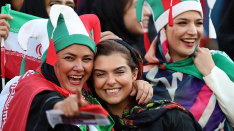 Erstmals sehen tausende Frauen ein Fußballspiel in ihrem Heimatland Iran live im Stadion
