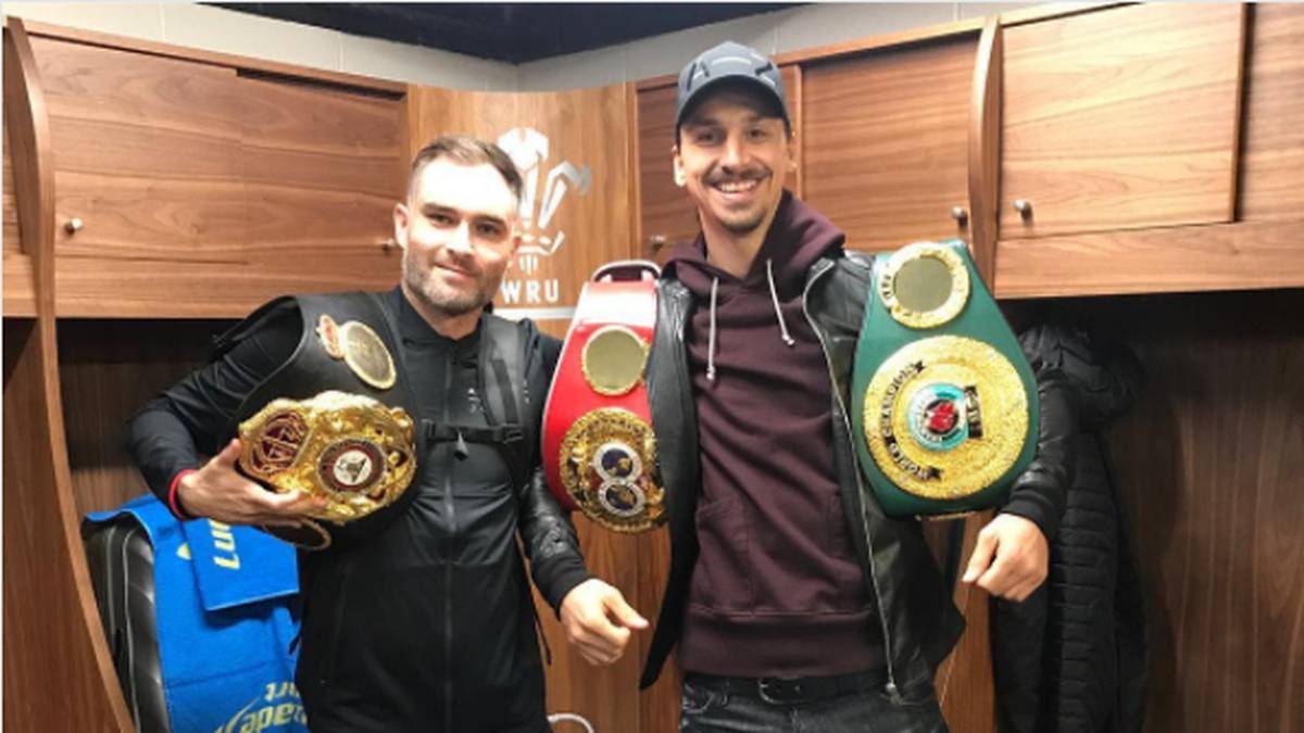 Natürlich gaben sich auch einige Stars in der Hauptstadt von Wales die Ehre: Bereits vor dem Kampf präsentiert sich Superstar Zlatan Ibrahimovic zusammen mit dem Konditionstrainer von Joshua, Jamie Reynolds, und den Gürteln des Briten in der Kabine