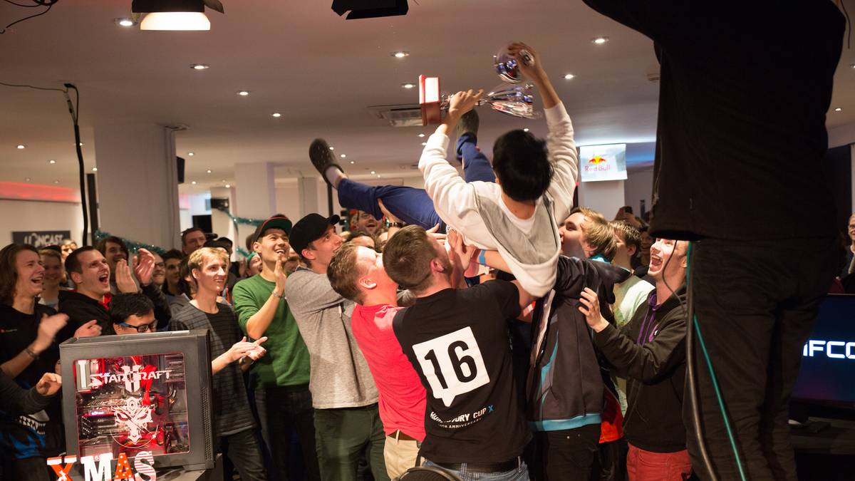 Stage-Dive mit dem Pokal