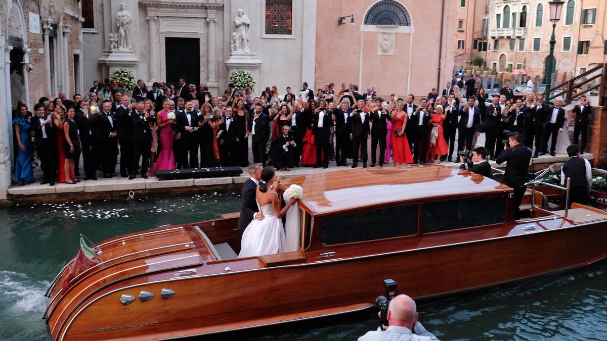 Die 300 geladenen Gäste stehen Spalier