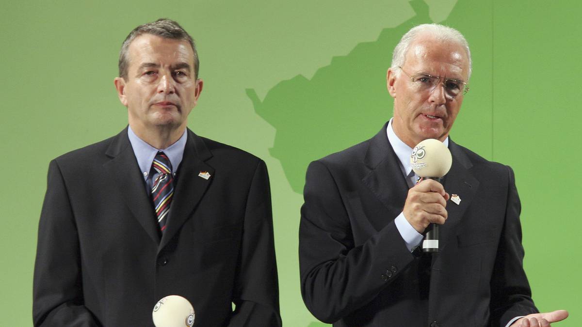 Viel öfter als seine Familie dürfte der spätberufene Vater zwischen 2000 und 2006 Wolfgang Niersbach gesehen haben. Der heutige DFB-Präsident war damals Vizepräsident des WM-Organisationskomitees und begleitete Beckenbauer auf seiner Werbetour um die Welt. Schon zu Teamchef-Zeiten hatte Beckenbauer mit dem Ex-Journalisten zusammengearbeitet: Niersbach war damals Pressesprecher des DFB