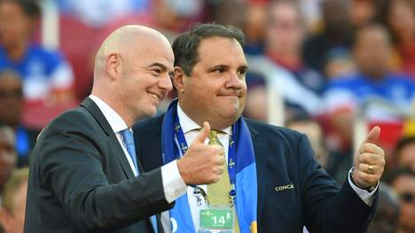 FIFA-Vize Victor Montagliani (r.) regt eine Anpassung des Spielplans für Europa an