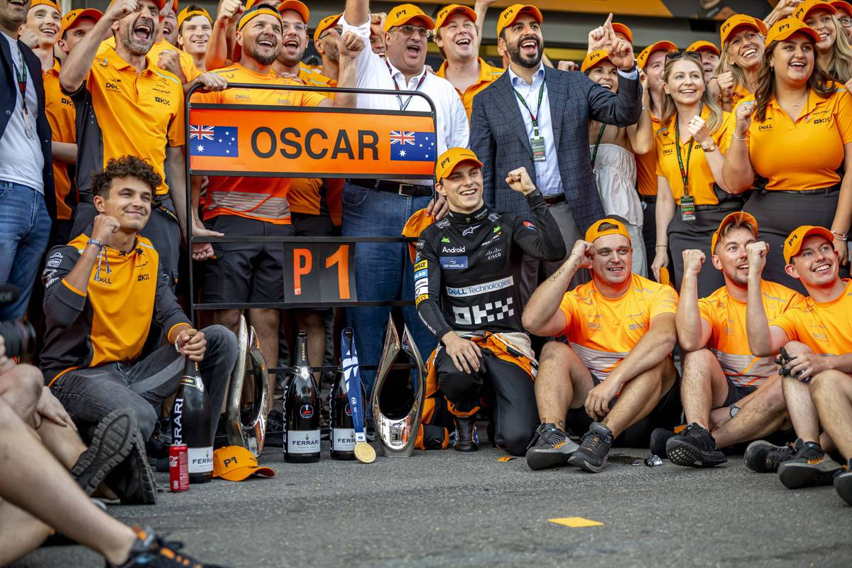 McLaren-Pilot Oscar Piastri und Geschäftsführer Zak Brown sprechen offen über das Duell mit Teamkollegen Lando Norris. Trotz Konkurrenz herrscht gegenseitiger Respekt und eine gute Zusammenarbeit.