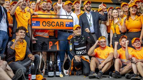 McLaren-Pilot Oscar Piastri und Geschäftsführer Zak Brown sprechen offen über das Duell mit Teamkollegen Lando Norris. Trotz Konkurrenz herrscht gegenseitiger Respekt und eine gute Zusammenarbeit.