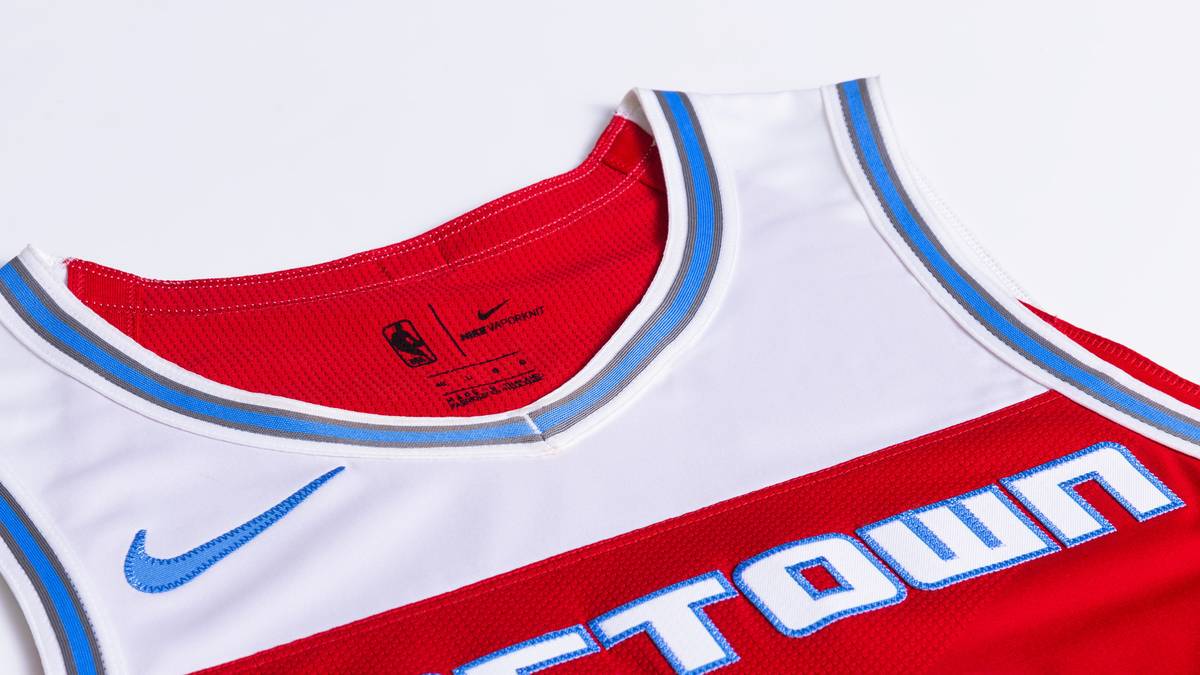 SACRAMENTO KINGS: Sacramento liegt im Herzen des kalifornischen Goldgräberlandes und hat eine Geschichte plötzlicher Verwandlungen - was auch das denkwürdige Retro-Farbschema, das mit hellblauen Pops in kräftiges Rot übergeht, während "Sactown" vorne und in der Mitte steht, des Trikots wieder aufleben lässt
