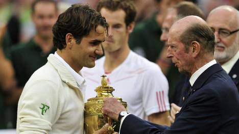 Prince Edward (r., hier vor einigen Jahren mit Roger Federer) wird in Wimbledon den Pokal nicht mehr überreichen