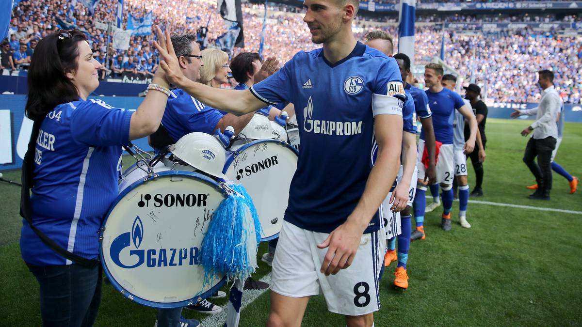 LEON GORETZKA: Die Knappenschmiede selbst übersprang er, kam als 18-Jähriger vom VfL Bochum. Machte vor allem während des Confed-Cups im Jahr 2017 auf sich aufmerksam. Die Schalker Verantwortlichen versäumten eine frühzeitige Vertragsverlängerung, sodass...