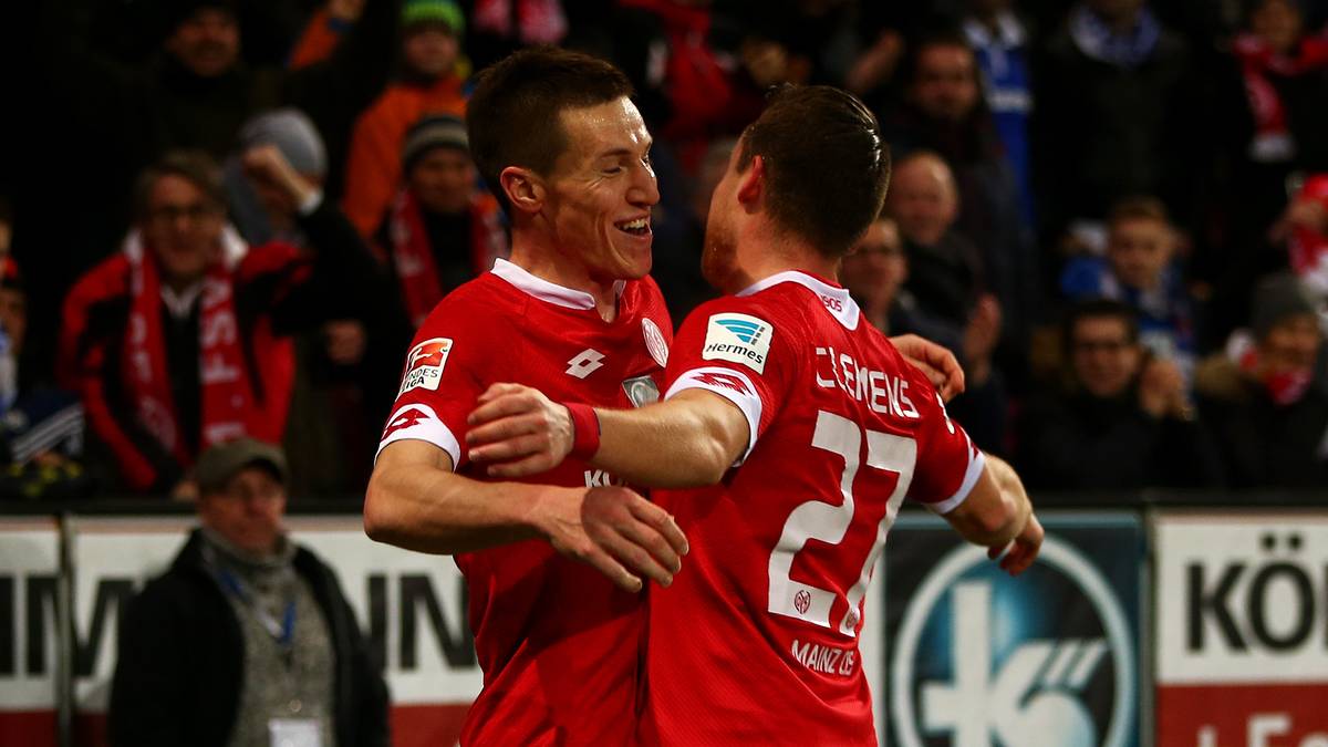 Da scheint es fast klar, dass ein Standard her muss: Nach einer Ecke verwertet Gaetan Bussmann einen Dropkick zur Führung