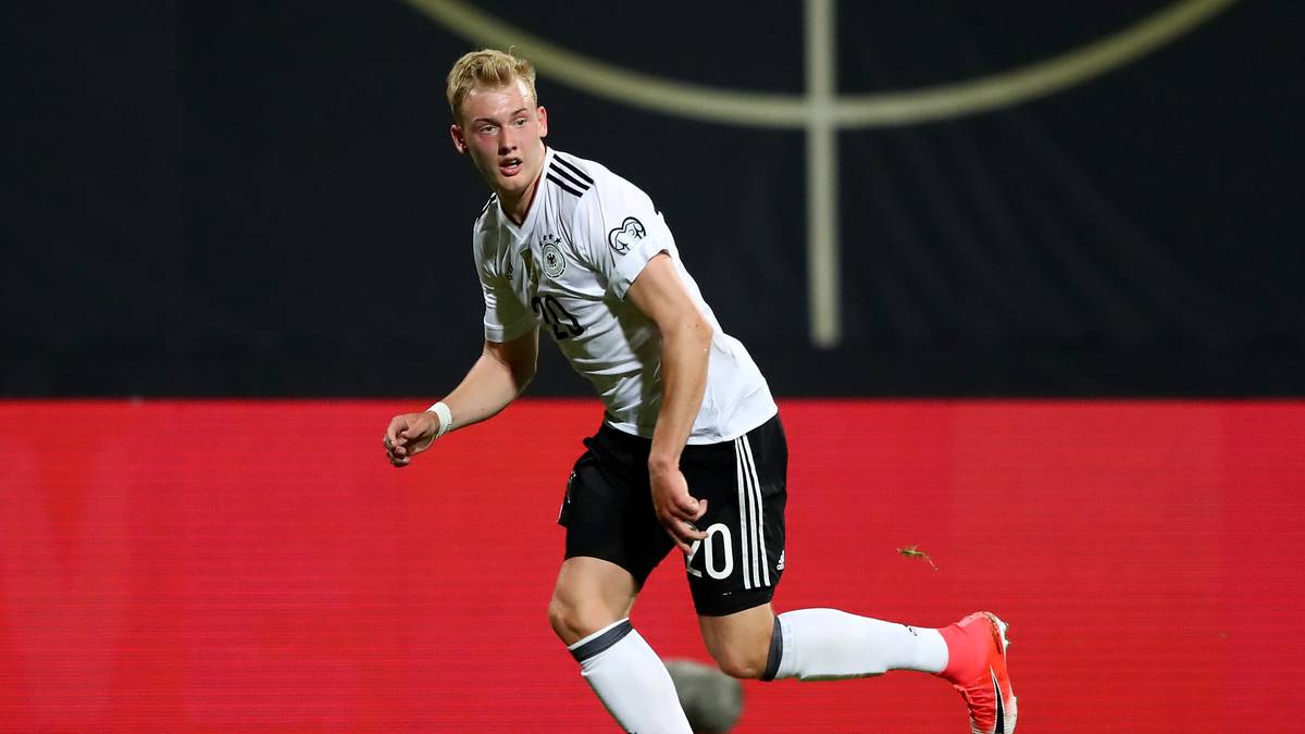 JULIAN BRANDT: Die Tür zum FC Bayern hat der Leverkusener vorerst selbst zugeschlagen. Ein Wechsel ist damit aber noch lange nicht vom Tisch. Ein Jahr ohne internationales Geschäft wäre für den Leverkusener eigentlich ein Rückschritt. Ob Jürgen Klopp und der FC Liverpool nach einem überzeugenden Confed Cup noch mal anklopfen werden?