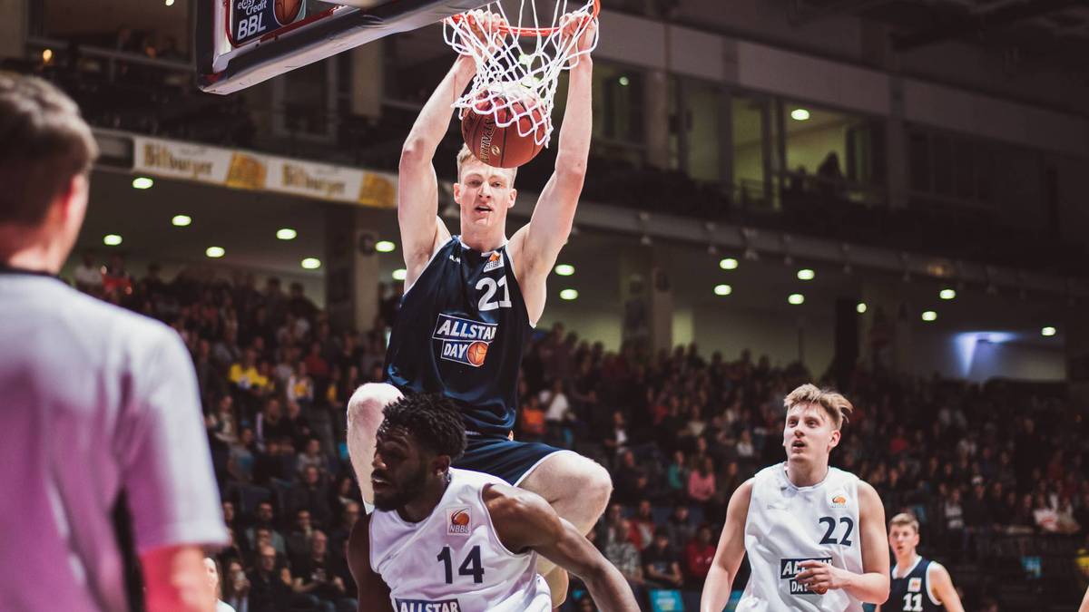 LARS THIEMANN (Center; California; Freshman): Das Talent aus Leverkusen wechselt an die renommierte Uni nach Berkeley, dort spielte z.B. Jason Kidd. In der NBBL dominierte der 19-Jährige und spielte bereits in der ProB