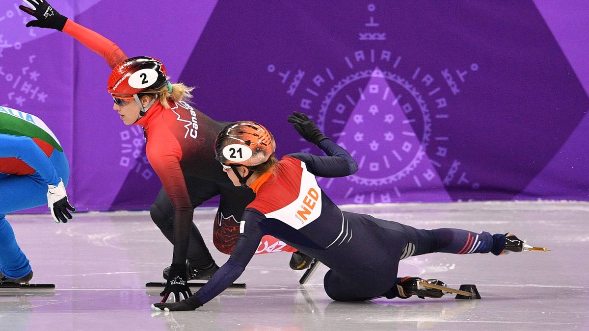 Im zweiten Versuch bringt die kanadische Medaillenkandidatin Marianne St-Gelais (l.) die Niederländerin Yara van Kerkhof zu Fall und wird disqualifiziert