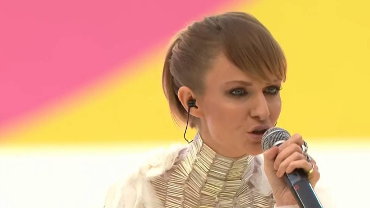 Und es gibt natürlich auch einen offiziellen Song. Die polnische Sängerin Kasia Stankiewicz fällt dabei vor allem mit einem ganz besonderen Outfit auf