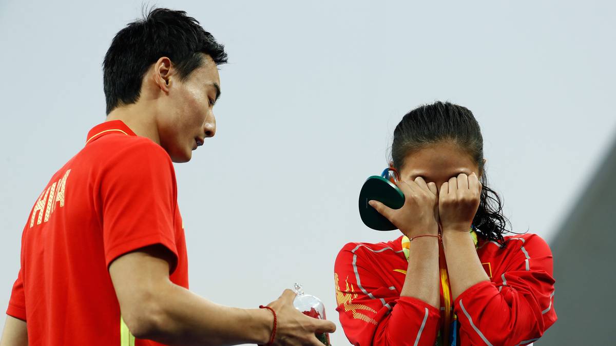 Auch seine Angebetete kann ihre Emotionen nicht mehr zurückhalten: "Das ist der Mann, dem ich für den Rest meines Lebens vertrauen kann." Die beiden Wasserspringer sind seit sechs Jahren ein Paar