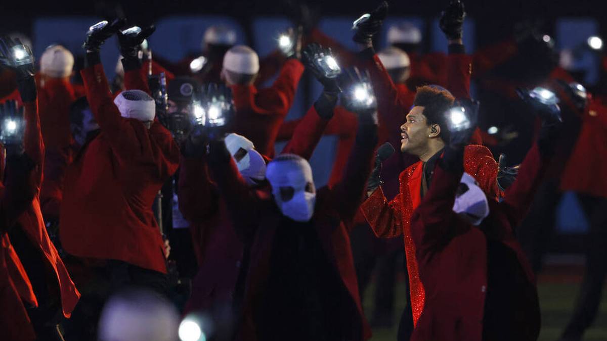The Weeknd wird von den Masken-Menschen umkreist beim Super Bowl