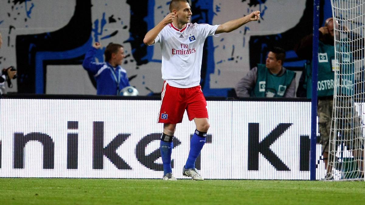 Für den letzten Sieg der Norddeutschen dagegen muss man schon etwas länger zurückschauen: Im September 2009 erzielt Mladen Petric in der 72. Minute das entscheidende Tor zum 1:0-Erfolg. Seitdem sieht die Bilanz für den HSV äußerst düster aus: Neun Bayern-Siegen stehen drei Unentschieden gegenüber. Insgesamt gewinnt der Rekordmeister 58 der 99 Bundesliga-Duelle bei 22 Unentschieden