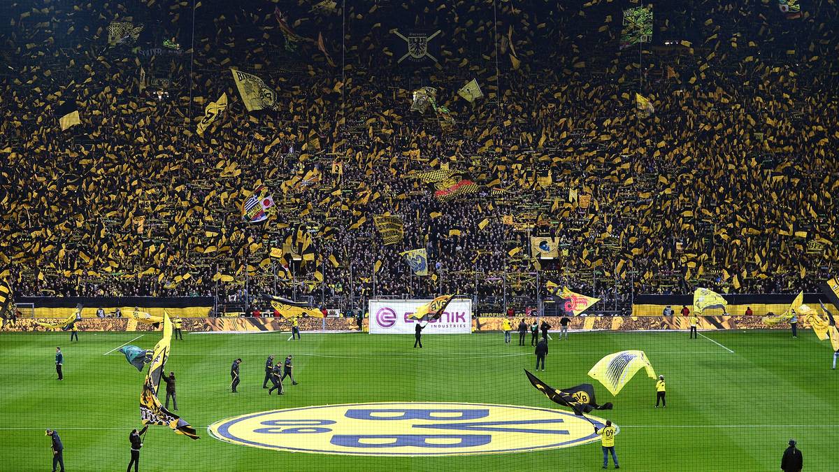 Mit Platz für 25.000 Zuschauer ist die Südtribüne die größte Stehplatztribüne Europas. Vor allem der Ausbau der vier Stadionecken für die WM 2006 katapultiert die Stadionkapazität in Deutschland noch nie dagewesene Sphären