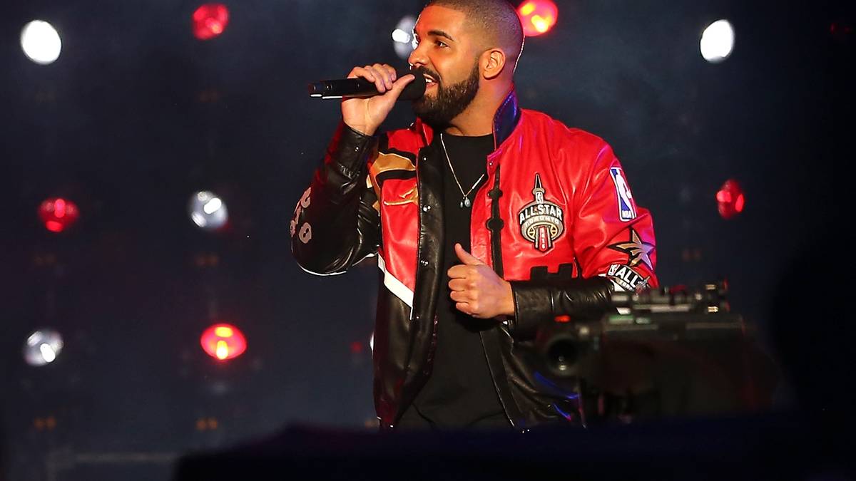Erstmals vergibt die NBA die individuellen Awards in einer Live-Show in New York, die vom amerikanischen Sender "TNT" in der Nacht auf Dienstag übertragen wird. Rapper Drake wird als Moderator fungieren