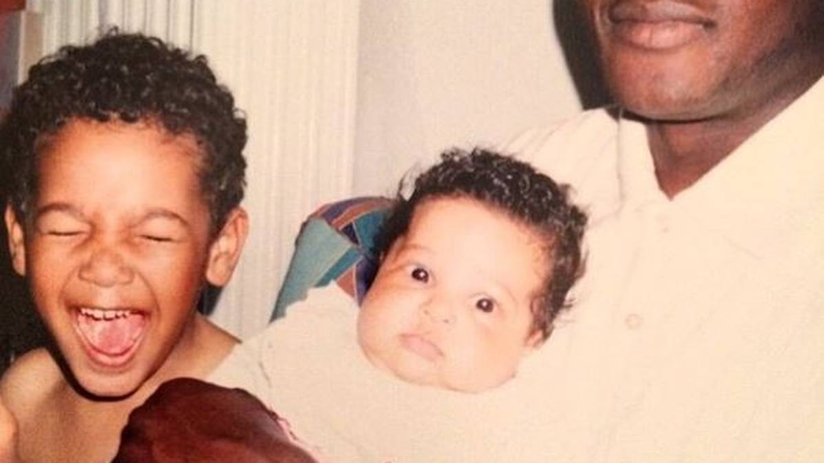 Ein noch älteres Foto zeigt Jerome, der angesichts seines kleinen Schwesterchens außer sich vor Freude ist 