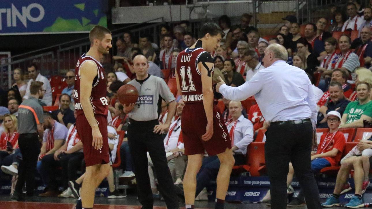 Hoeneß redet auf Basketballer ein