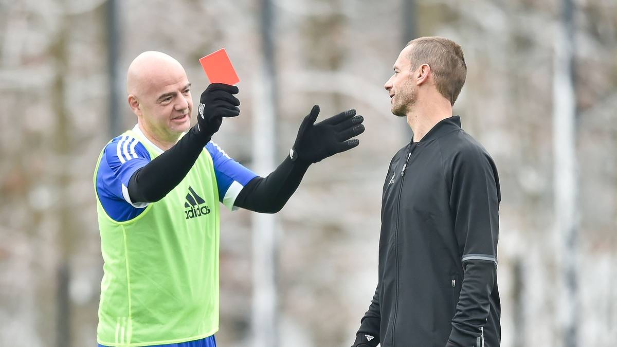 Eine Szene mit Symbolcharakter? Infantino (l.) zeigt Aleksander Ceferin, seineszeichens Präsident der UEFA, die Rote Karte