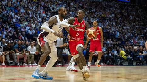 Dennis Schröder (r.) im Duell mit LeBron James