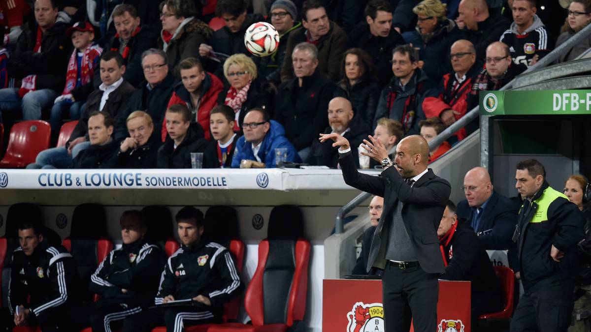 Schon während der regulären Spielzeit sorgt Guardiola für Unterhaltung. Der Coach zeigt eine Basketball-Einlage. Dem kurzen Dribbling folgt der Wurf. Es ist aber nicht das erste Mal, dass Guardiola zum Entertainer wird. SPORT1 zeigt besondere Momente des Katalanen   