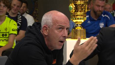 Mario Basler erklärt den neuen Aufschwung von RB Leipzig als er mit den Trainer-Vornamen ein wenig ins Schleudern kommt.