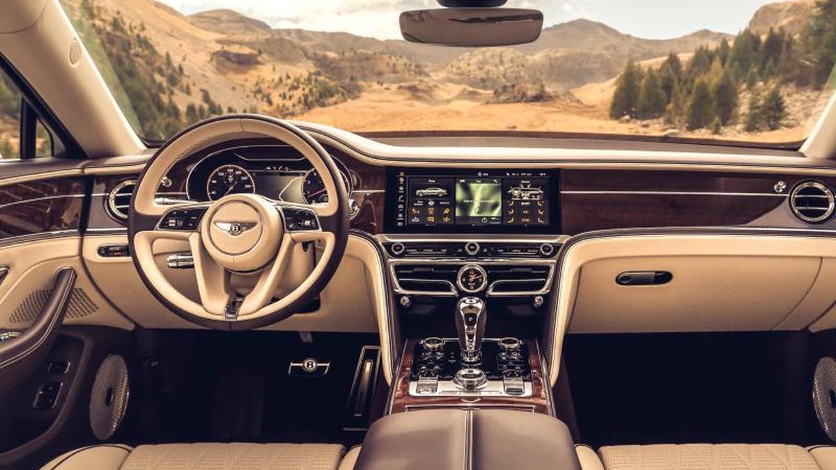 Vor allem bei der Ausstattung hält sich Bentley an bewährte Traditionen. So bietet auch der Flying Spur ein gehobenes Ambiente aus Holz und Leder