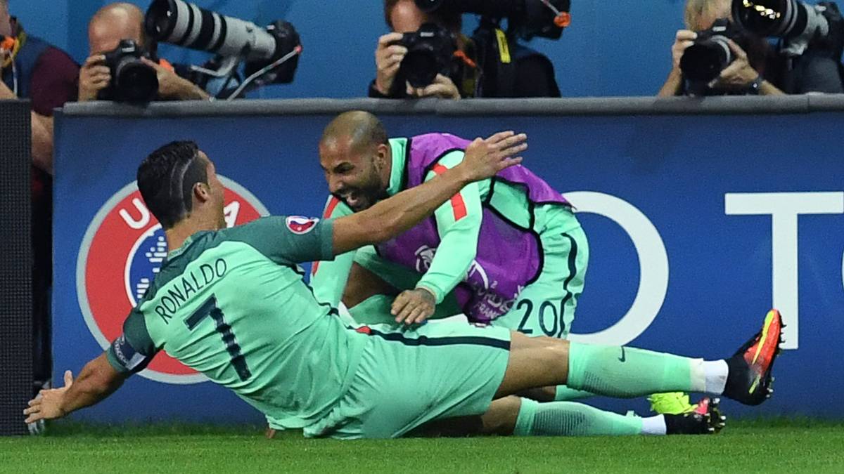 Einwechselspieler Ricardo Quaresma nimmt Ronaldo zum Jubeln in Empfang