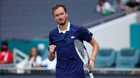 Paukenschlag in der Tenniswelt. Laut einem Medienbericht sperrt Wimbledon alle russischen und belarussischen Profis aus. Damit fehlt auch Superstar Daniil Medvedev.