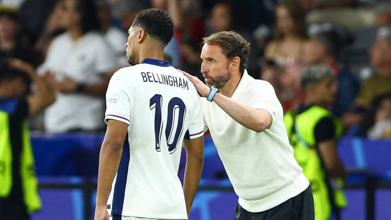 Gareth Southgate im Gespräch mit Jude Bellingham 