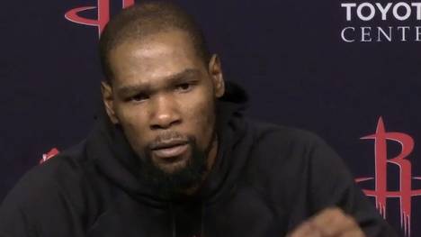 Kevin Durant hat die Houston Rockets mit einem Wurf in der letzten Sekunde zum Sieg gegen sein Ex-Team Phoenix geführt. Nach der Partie fand der Superstar deutliche Worte zu seinem unfreiwilligen Abgang im Sommer.