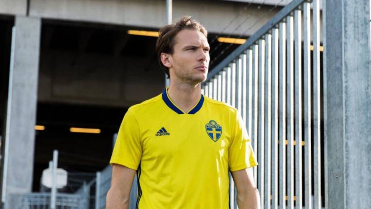 SCHWEDEN (Adidas, 89,95 Euro): So muss ein schwedisches Trikot aussehen. Schlicht, strahlend gelb mit blauen Einlassungen am Kragen