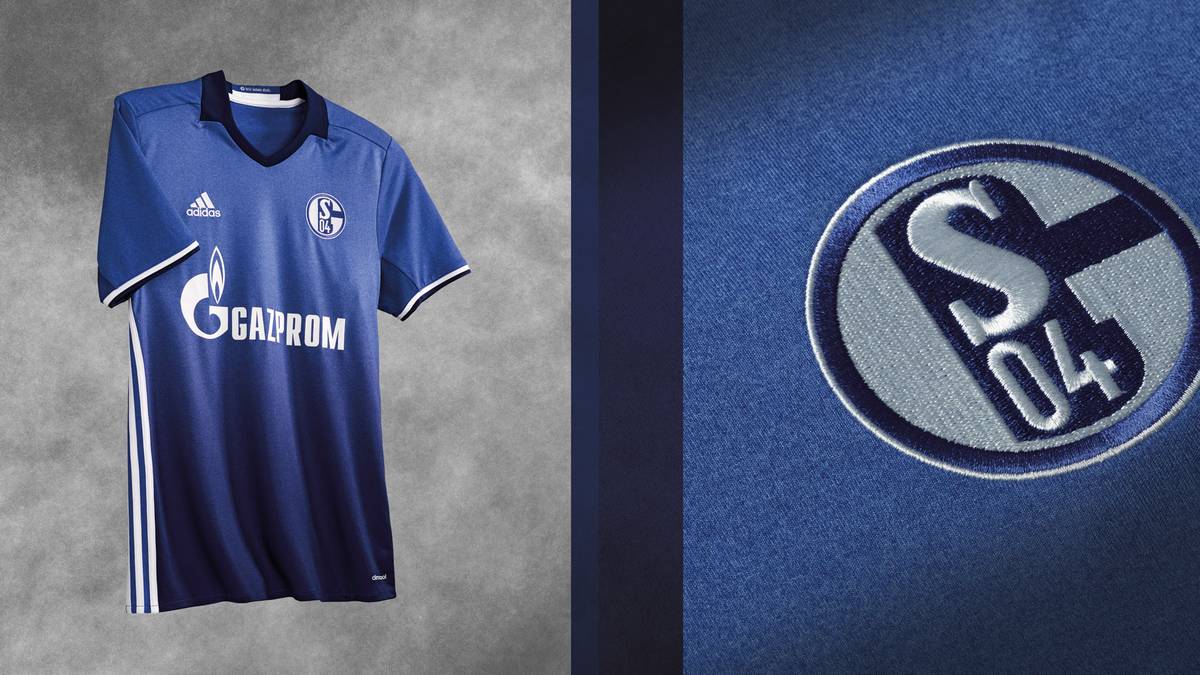 Obwohl das neue Trikot des FC Schalke 04 optisch einiges hergibt, sorgt es für ordentlich Zündstoff unter den Anhängern des Revierklubs. Der Grund dafür ist der Preis: Für das neue Dress werden mit Aufdruck und Ligalogo der DFL exakt 105,50 Euro fällig. Die Fans sind sich einig: Die Preisobergrenze für ein Fußballtrikot ist damit überschritten