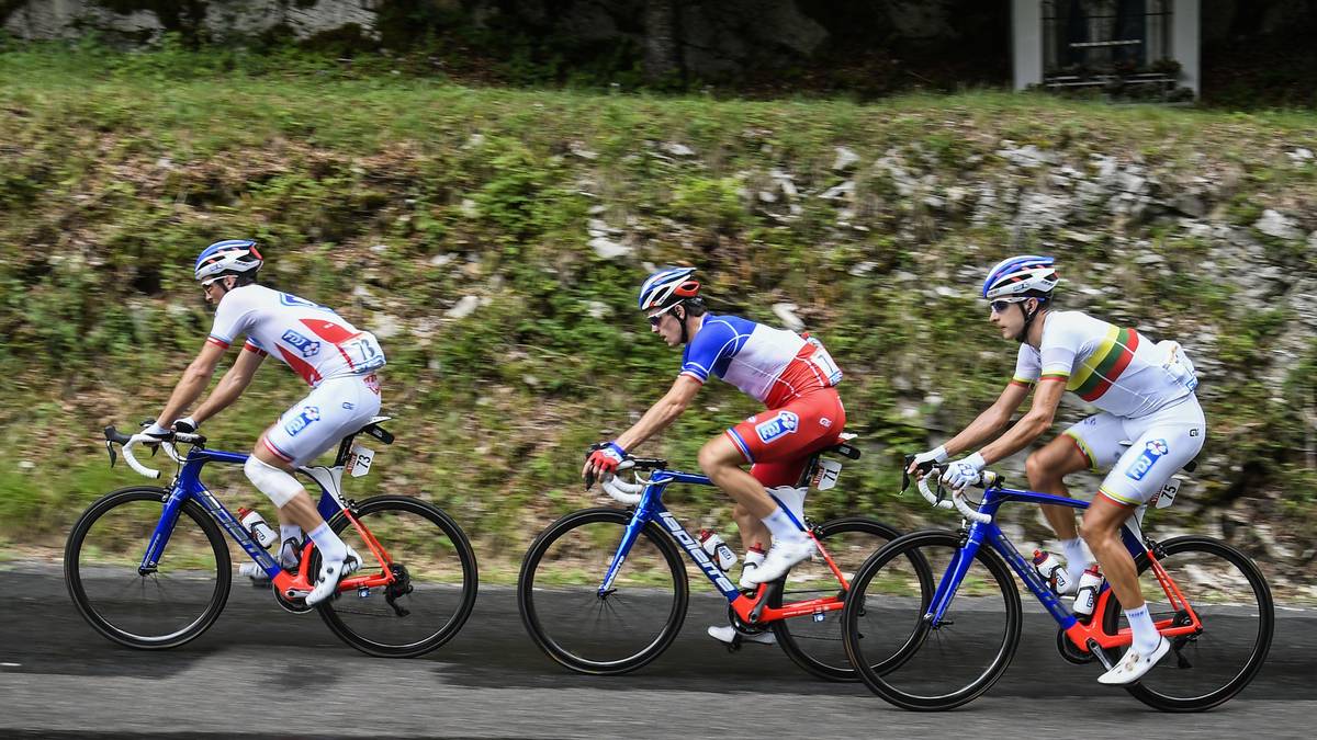 TEAMKOLLEGEN VON DEMARE (9. Etappe): Was das Aus besonders kurios macht: Sein Team FDJ opfert gleich drei Fahrer für Demare (M.). Mickael Delage (l.), Jacopo Guarnieri und Ignatas Konovalovas (r.) scheiden alle ebenfalls aus, da sie Demare nicht von der Seite weichen