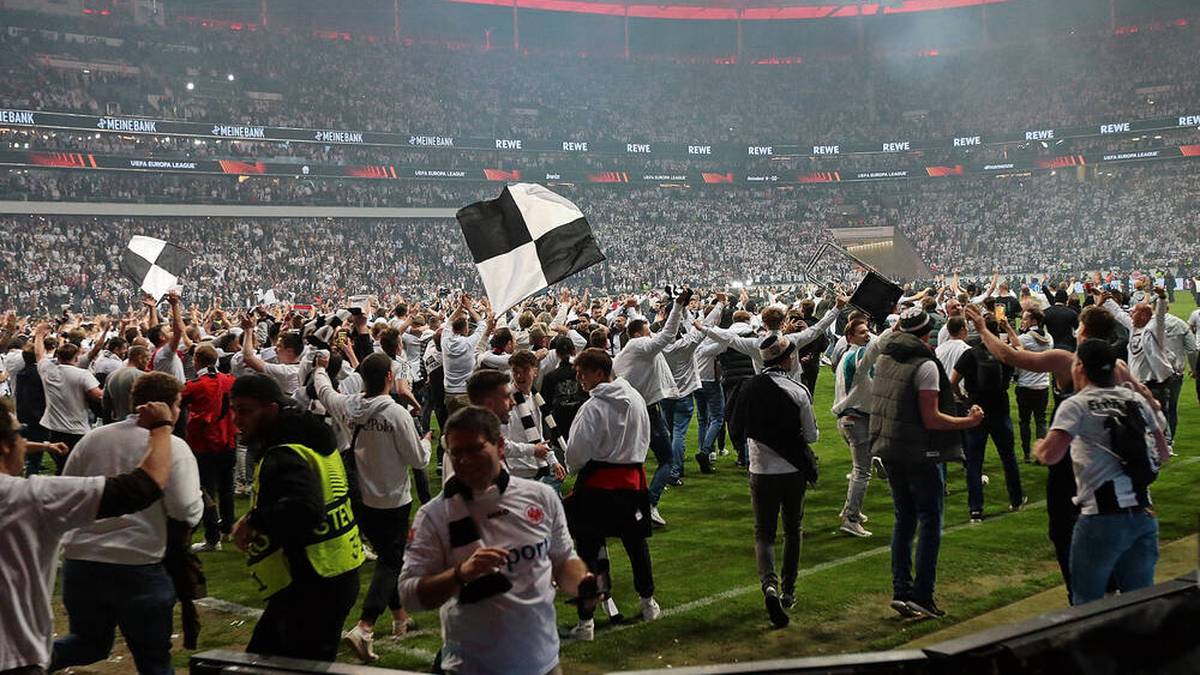 Die Eintracht-Fans stürmten auf den Platz