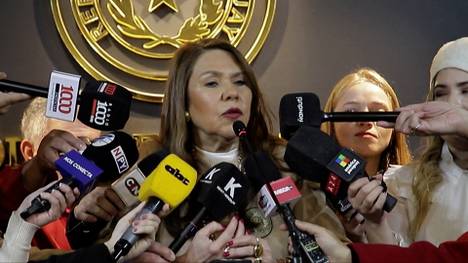 Nach ihren rassistischen Äußerungen gegen Kylian Mbappé fordert Paraguays Senatorin Celeste Amarilla nun ausgerechnet vom französischen Superstar eine Entschuldigung. In der Medienrunde am Dienstag legt sie einen skurrilen Auftritt hin.