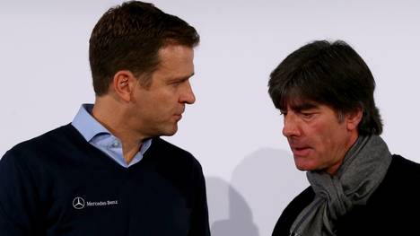 Oliver Bierhoff und Jochim Löw werden in Hannover gut bewacht
