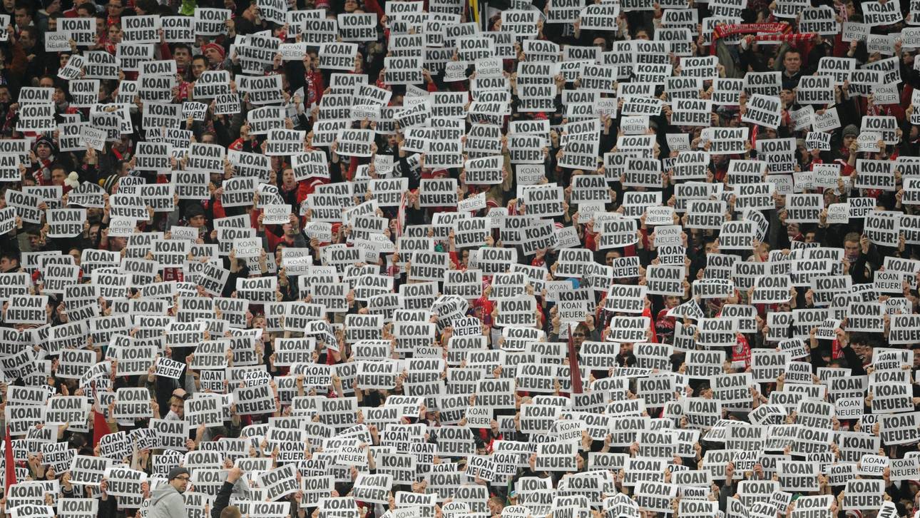 Fans des FC Bayern protestieren gegen einen Wechsel von Manuel Neuer