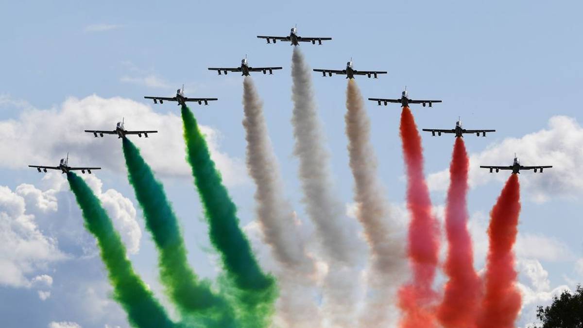 The Frecce Tricolore air squadron performs ahead of the Italian Formula One Grand Prix at the Autodromo Nazionale circuit in Monza on September 8, 2019. (Photo by Miguel MEDINA / AFP)        (Photo credit should read MIGUEL MEDINA/AFP/Getty Images)