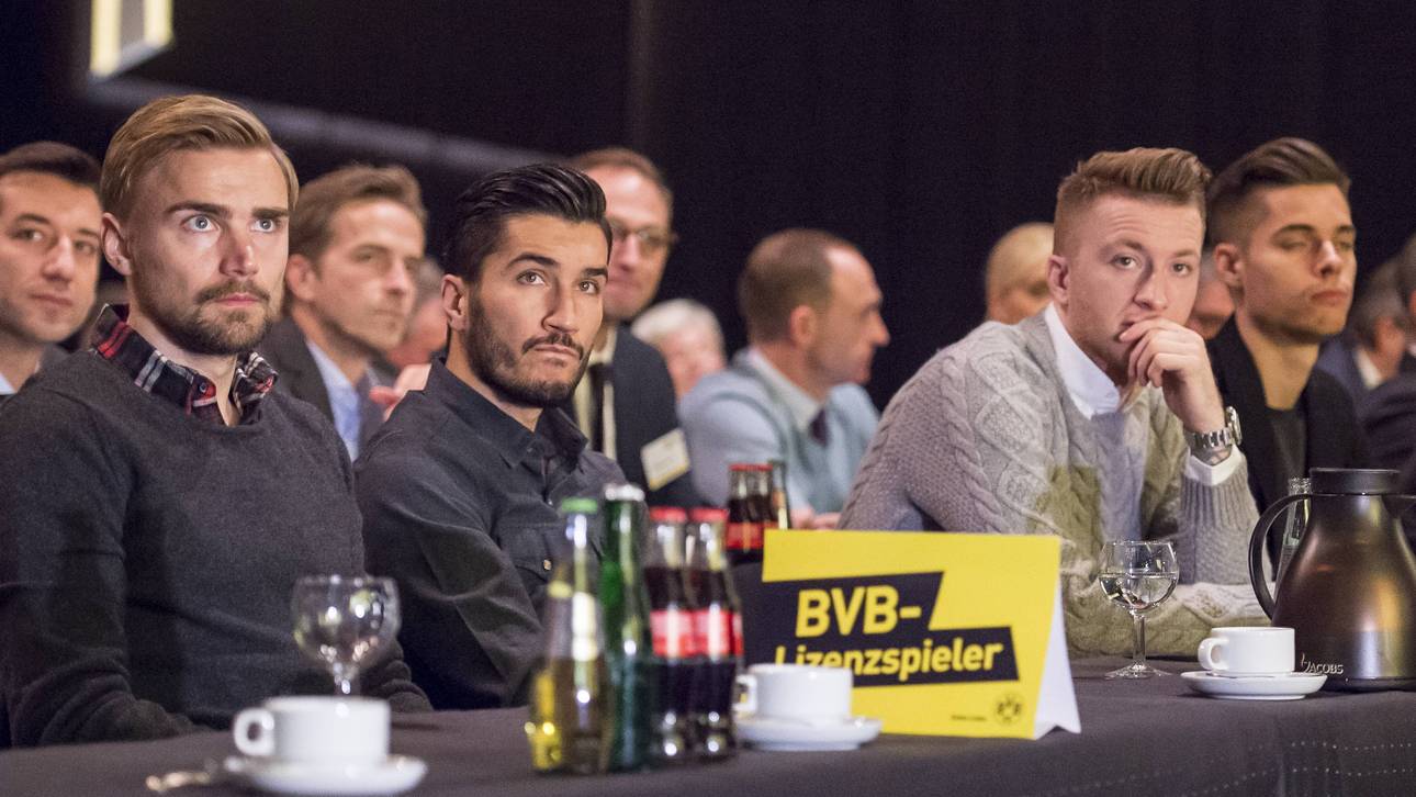 Marco Reus (r.) orientiert sich an Marcel Schmelzer (l.) und Nuri Sahin (M.)