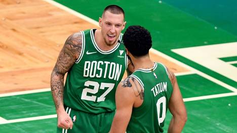 Daniel Theis (l.) und die Celtics besiegen Detroit