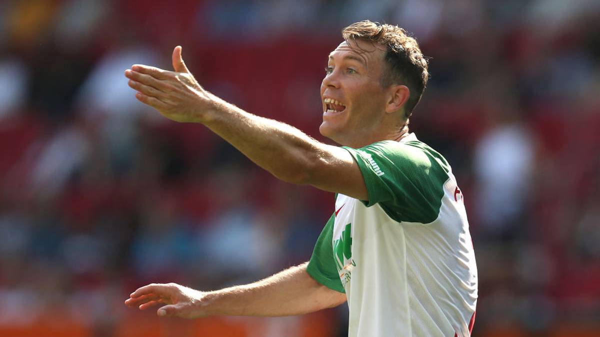 FC AUGSBURG: Mit Stephan Lichtsteiner (Bild) und Tin Jedvai wurden jüngst noch zwei Verteidiger ausgeliehen, ein Dritter könnte noch dazu kommen. Felix Uduokhai steht laut "kicker" unmittelbar vor einem Wechsel vom VfL Wolfsburg zu den Fuggerstädtern
