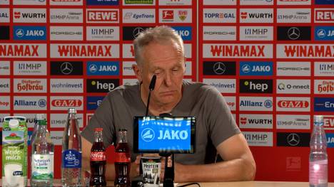 Christian Streich ist nach der Derbyniederlage seiner Freiburger gegen den VfB Stuttgart mehr als bedient. 